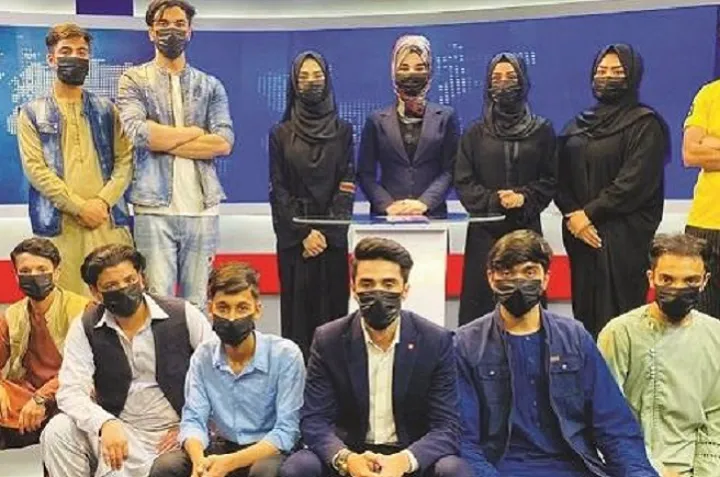 فرمان نقاب برای مجریان زن در رسانه‌ها و واکنش‌ها: “طالبان پروژه‌ی بدنام کردن اسلام‌ استند”