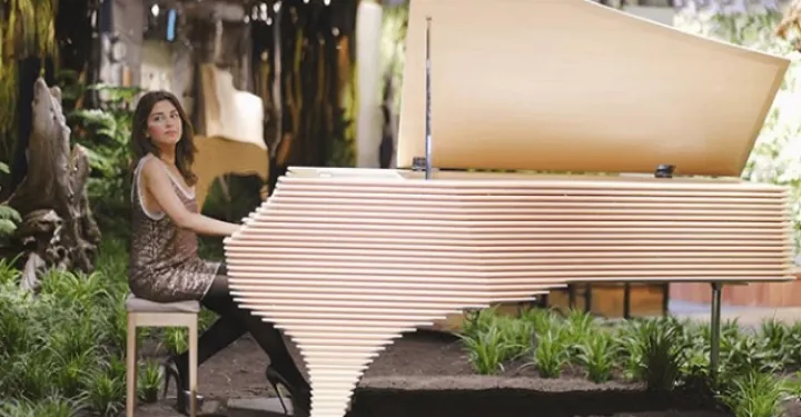 ساناز ستوده، پیانیست مطرح ایرانی مقیم کانادا در انتاریو به روی صحنه می‌رود