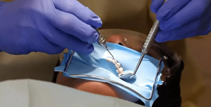 طرح موقت لیبرال‌ها برای پرداخت پول نقد بابت خدمات دندانپزشکی به خانواده‌های کم درآمد