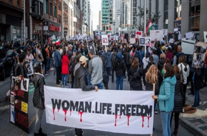 تجمع اعتراضی صدها ایرانی در اتاوا؛ گلدی قمری، نماینده مجلس انتاریو: رژیم تروریست اسلامی، اینترنت را قطع کرده و مردم را می‌کشد