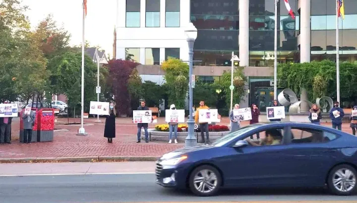 برخی از ایرانیان کانادا رژیم اسلامی را قبول ندارند اما از بیم اقدامات کینه‌توزانه در تظاهرات شرکت نمی‌کنند