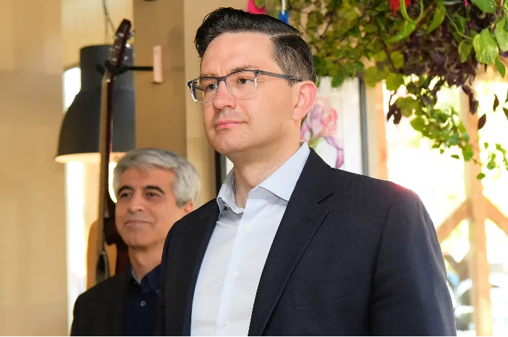 پیر پوالیور: جامعه ایرانیان باید ترودو را در فضای مجازی تحت فشار بگذارد