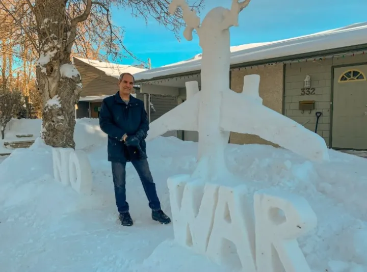 تندیس زن برفی در مانیتوبا در حمایت از انقلاب ملی ایران