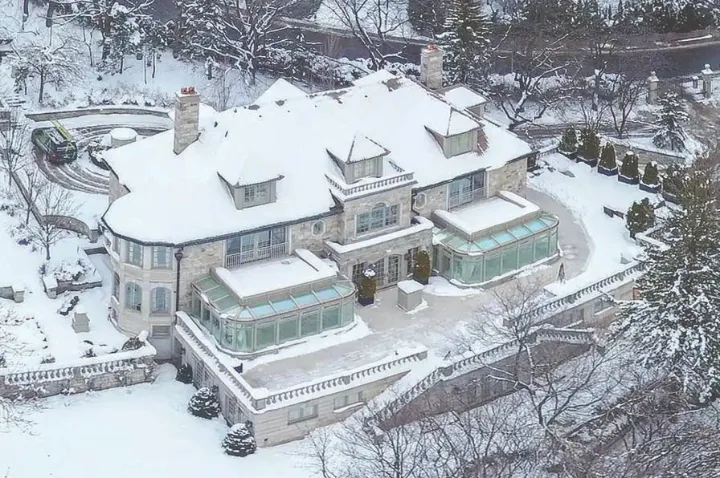 رکورد قیمت فروش ملک در استان کبک که سال گذشته شکسته شد، مربوط به چه منطقه‌ای است؟