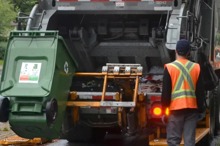مشاجره در شورای شهر مونترال بر سر جمع‌آوری زباله‌ها
