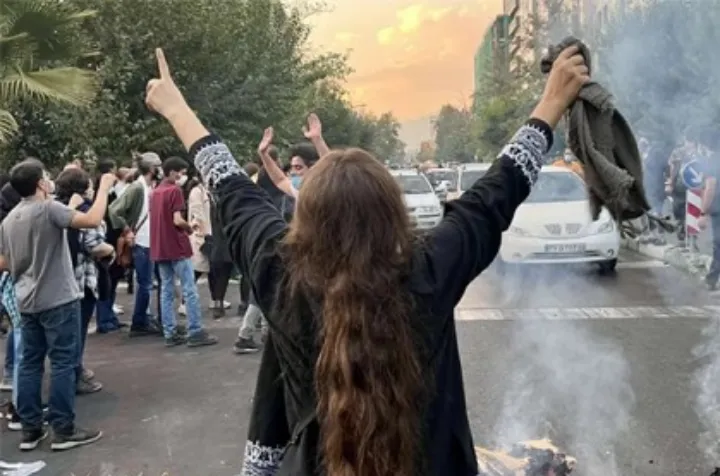 ۸۱ درصد مردم مخالف جمهوری اسلامی و خواهان تداوم اعتراضات هستند