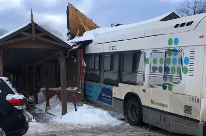 برخورد ظاهراً عمدی یک اتوبوس با یک مهدکودک در لاوال، چند مصدوم و احتمالاً دو کشته