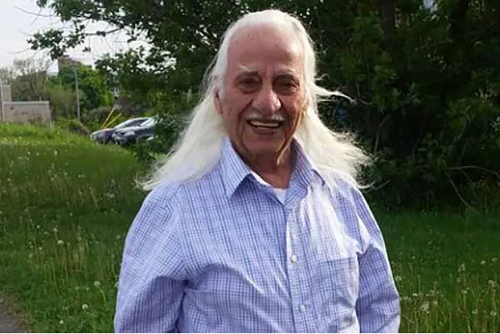 فربد داوری، فعال فرهنگی مونترالی در سوگ پدرِ هنرمندش نشست