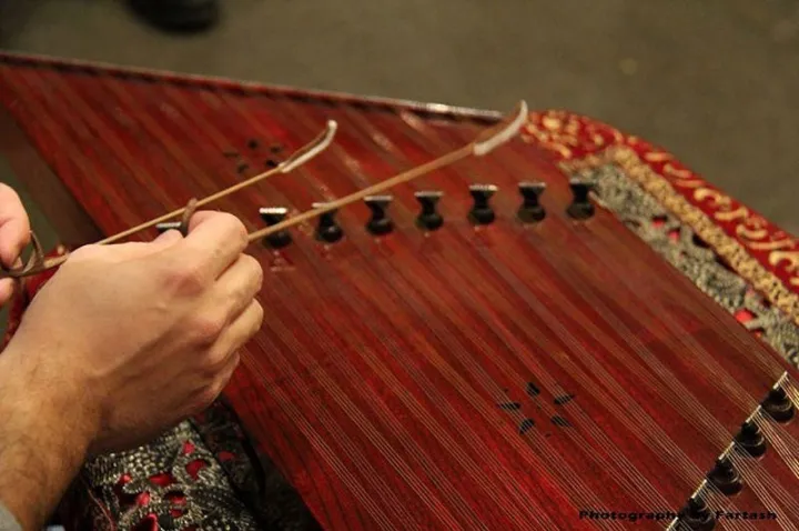 خبرنگار کانادایی تحت‌تاثیر سنتور ایرانی