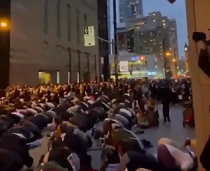 واکنش کاربران ایرانی به اقامه نماز جماعت در وسط خیابان‌های کانادا