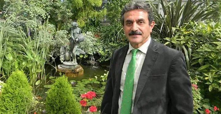 شک می‌کنم که هستم