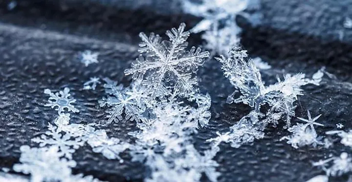 داستان کوتاه؛ پشت پنجره برف می‌بارد