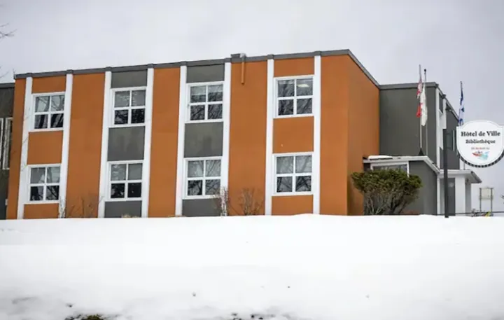 ۱۰۰ هزار دلار غرامت به علت افتادن و شکستن دو پا در شهرداری