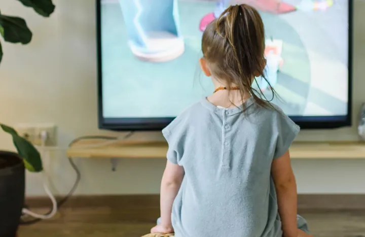 نگرانی والدین از افزایش استفاده از نمایشگرها در مدارس و مهدکودک‌ها