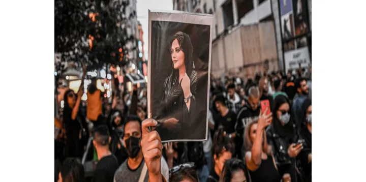 قتل مهسا (ژینا) نقطه‌ی عطفی در اعتراضات علیه سرکوب در ایران را رقم می‌زند