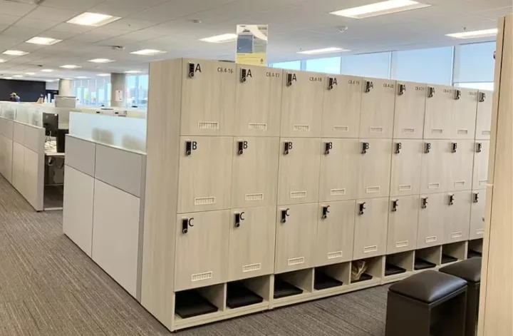 رختکن یک میلیون دلاری برای کارمندان وزارت مهاجرت کبک؛ ریخت‌وپاش از جیب مالیات دهندگان!