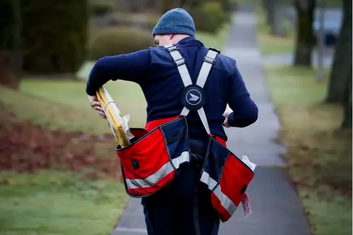 اعتصاب کارکنان پست کانادا می‌تواند برای خیلی‌ها گران تمام شود