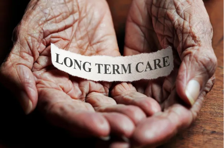 محروم از دیدار مادر: نبرد فرزند با قوانین خانه سالمندان