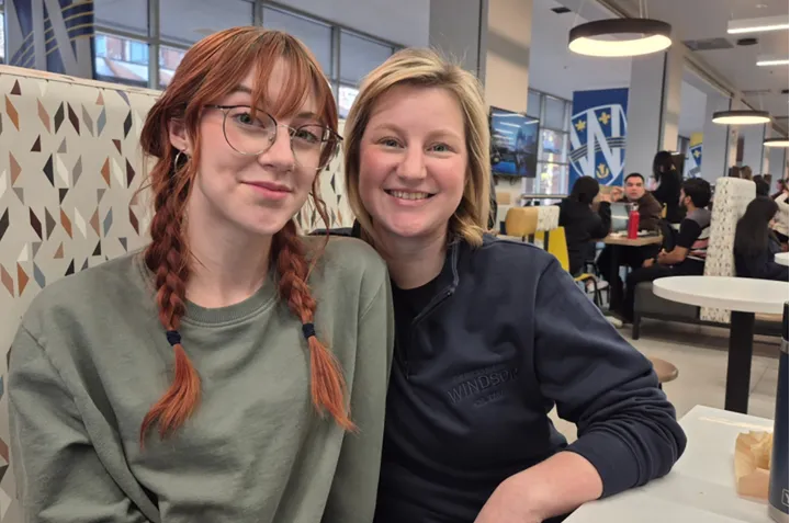 مادر و دختر کانادایی در کنار هم به دنبال رویاهای دانشگاهی‌شان