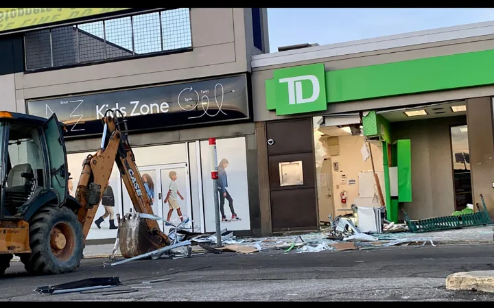 سرقت عجیب دستگاه خودپرداز با بیل مکانیکی در تورنتو