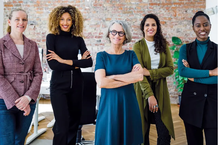 چند درصد زنان در کانادا، شاغل هستند و چقدر اختلاف دستمزد با مردان دارند؟