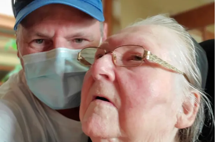 ملاقات مادر یا دستبند پلیس؟ کشمکش قانونی یک فرزند با خانه سالمندان