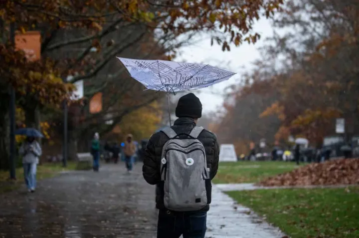 چرا جوانان کانادا در ۲۰۲۵ با بیکاری دست و پنجه نرم می‌کنند؟