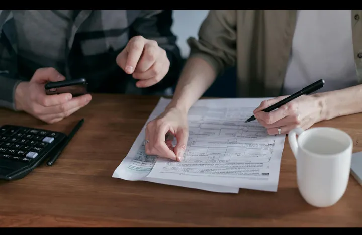 چطور مالیات خود را با شریک زندگی‌تان به طور منصفانه تقسیم کنید؟