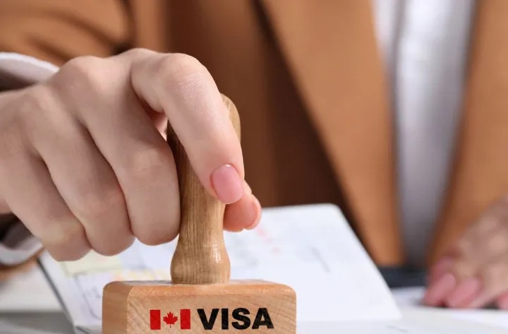 تومار هزاران ایرانی متقاضی پی‌آر در راه مجلس کانادا